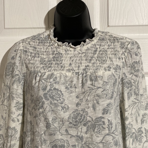 Lucky Brand Floral Smocked Long Sleeve Top With Back Button Sz S/P - Picture 2 of 11